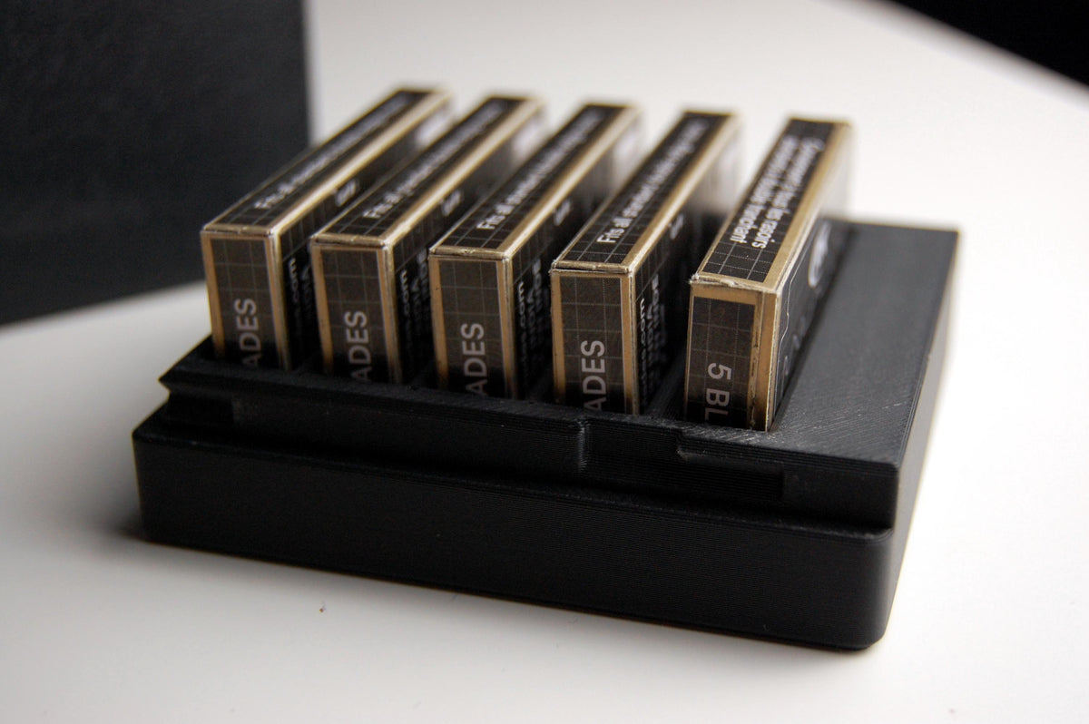 Open black Double Edge Razor Blade box on white table holding 5 RK razor blade packs, compatible with Astra and Gillette brands