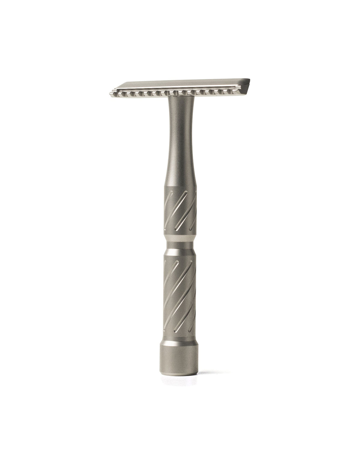Stainless steel double-edge safety razor with diagonal grooved handle pattern and matte gray finish